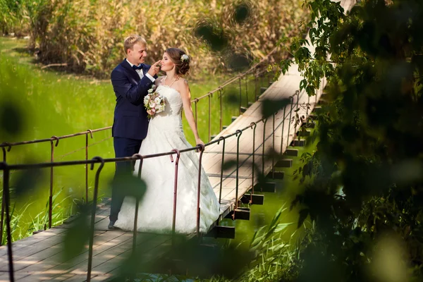 Casal na longa ponte suspensa — Fotografia de Stock