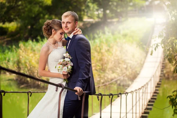 Novia y novio al aire libre en el puente — Foto de Stock