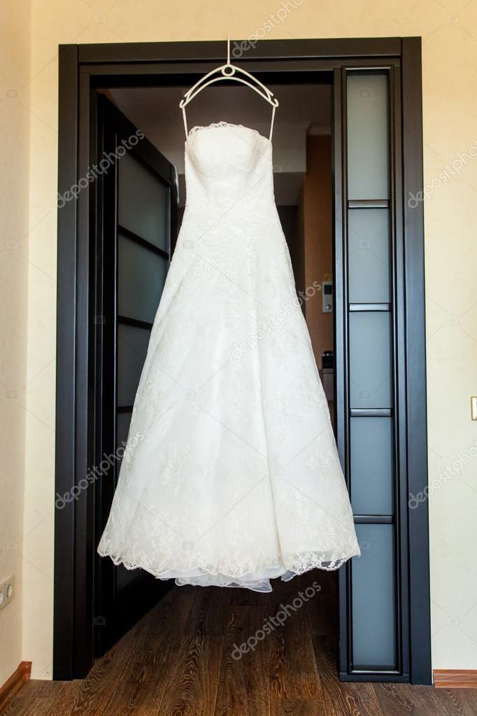 vestido de novia colgado sobre la puerta — fotos de stock © baimiro