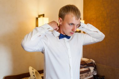 Giyiyor mavi papyon tişörtünün üzerinde damat