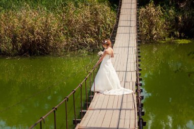 Gelin gelinlik asma köprü üzerinde