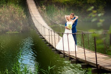 Onun damat Nehri Köprüsü ile genç gelin