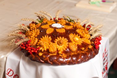 Buğday ve çiçeklerle düğün somun