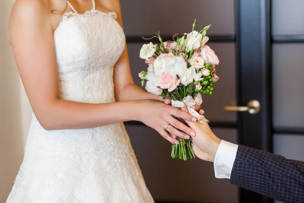 Brudgummen ger bröllop bukett till sin brud — Stockfoto