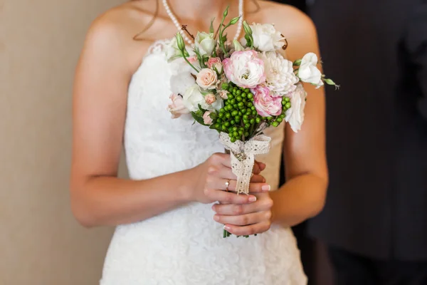 Sposa tenuta bouquet da sposa con arredamento — Foto Stock