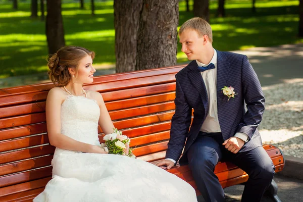 Esküvői pár nyári parkban a padon — Stock Fotó