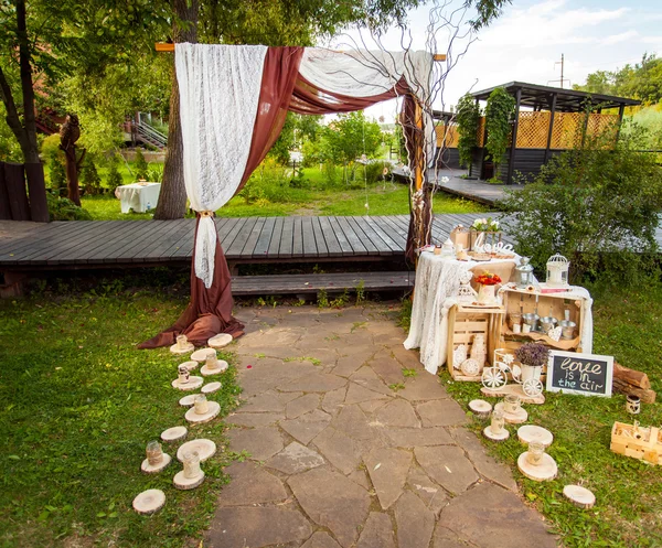 Arco da sposa decorativo nel parco — Foto Stock