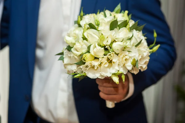 Sposo tenuta bouquet da sposa — Foto Stock