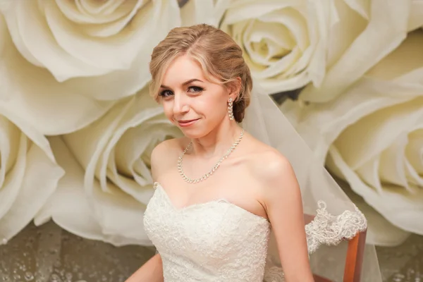 Sposa con rose sullo sfondo — Foto Stock