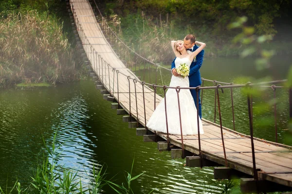 Onun damat Nehri Köprüsü ile genç gelin