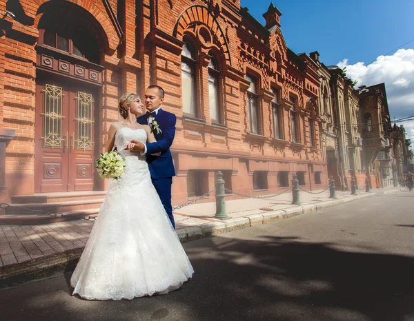 Bröllopsparet nära arkitektoniska byggnad — Stockfoto