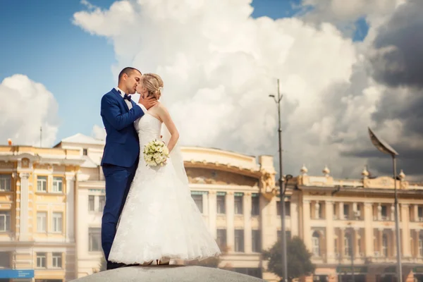 Épület előtti esküvői pár csók — Stock Fotó