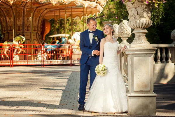 Casal feliz perto de escultura no parque — Fotografia de Stock