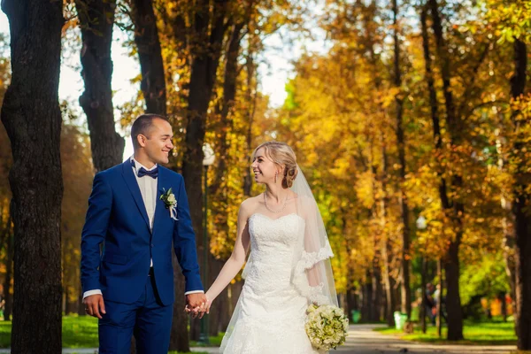 Casal rindo no parque de outono — Fotografia de Stock