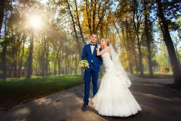 Quarto com buquê e noiva no parque — Fotografia de Stock