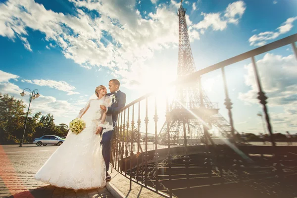 Noiva e noivo na ponte perto da torre eiffel — Fotografia de Stock