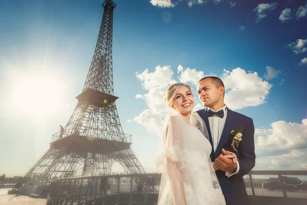 에펠 탑 앞 다리에 커플 — 스톡 사진