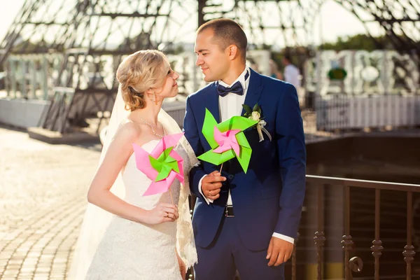 Pareja en puente con molinos de viento —  Fotos de Stock