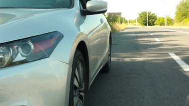 Adam mavi gömlek ve yaklaşan ve gri binek otomobil girerek kot