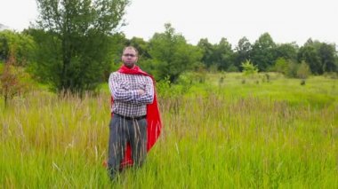 Genç adam etrafa, yolu seçme ve çalışan kırmızı manto