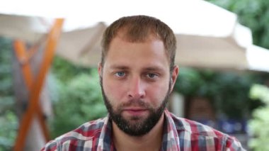 Adam bıyık kafede bira içme üzerinde köpük ile