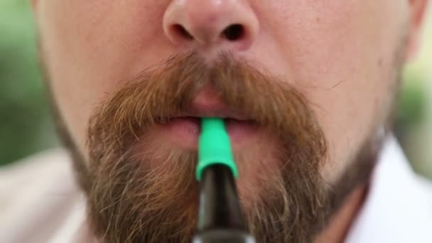Чоловік з бородою і вусами курить кальян і дме вогні — стокове відео