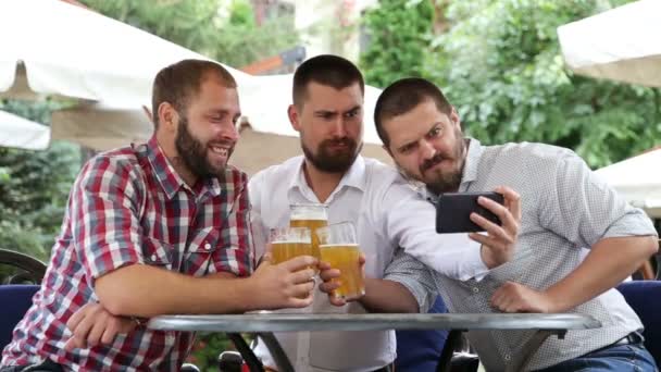 Férfiak kávézójában sör, hogy vicces képek, mobil telefonon — Stock videók