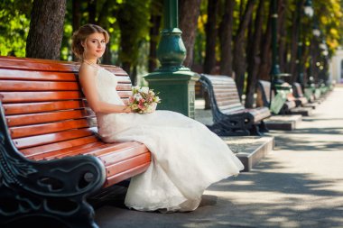 Gelin buketi parkta bankta ile
