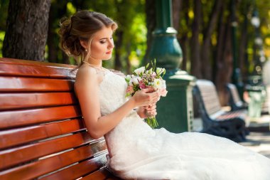 Gelin gelinlik parkta bankta