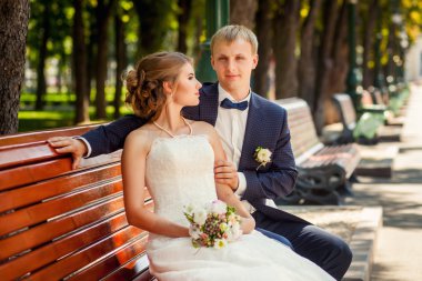 Evlilik çift parkta bankta