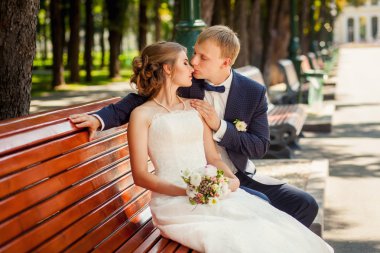 Damat gelini ahşap Bank Park'ta öpüşme