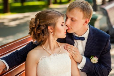 Damat gelini tezgah portre üzerinde öpüşme