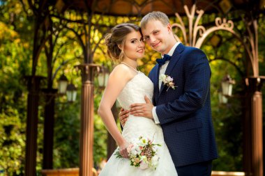 Gelin ve damat arbor portre yakınındaki