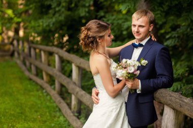 Erkek ve dişi çit yakınındaki ormanda