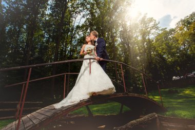 Orman Bridge'de gelin ve damat öpüşme