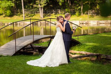 Evlilik çift ormandaki yaşlı Köprüsü yakınlarında