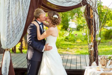 Gelin ve Damat Düğün kemer altında öpüşme