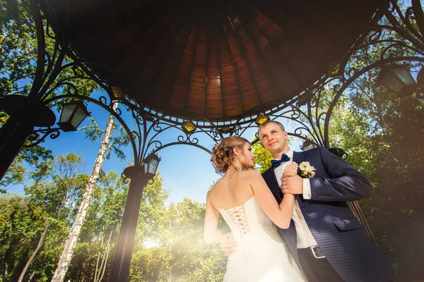 Couple in pavillion in summer park — Stock Photo, Image