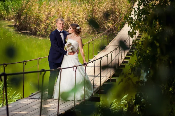 Par på den vackra hängbron — Stockfoto