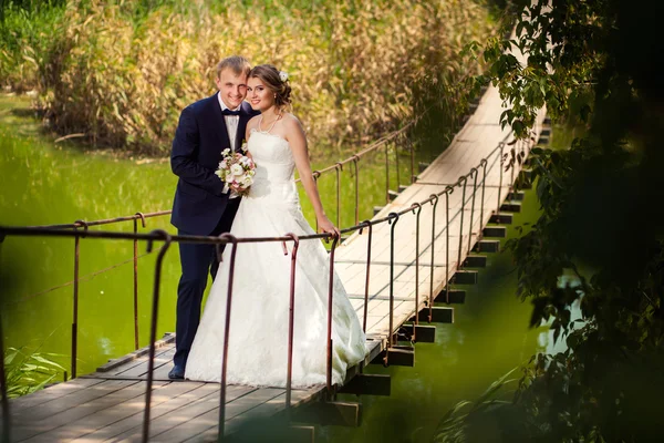 Mannelijke en vrouwelijke op houten brug — Stockfoto