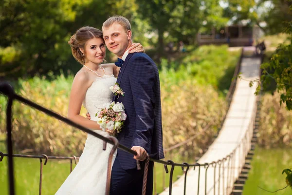 Casal na ponte de suspensão retrato — Fotografia de Stock