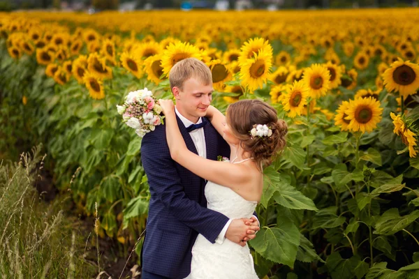 Casal com buquê em girassóis amarelos — Fotografia de Stock