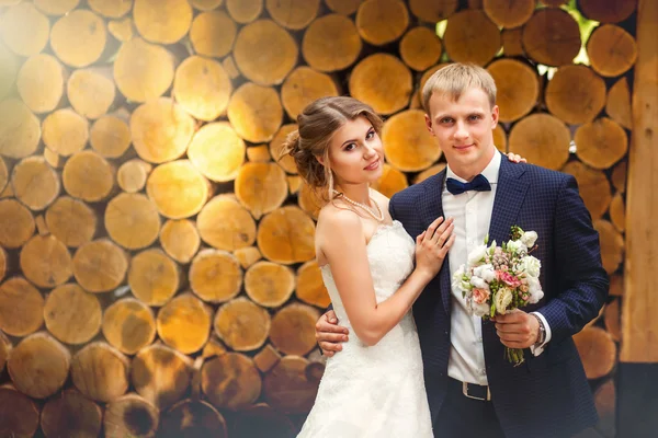 Одружена пара стоїть біля колод — стокове фото