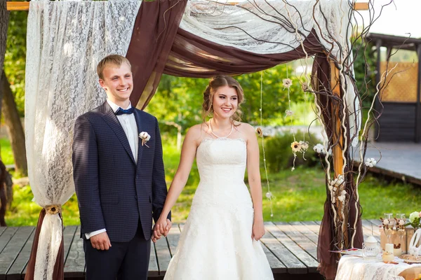 Paar tijdens de huwelijksceremonie onder boog — Stockfoto