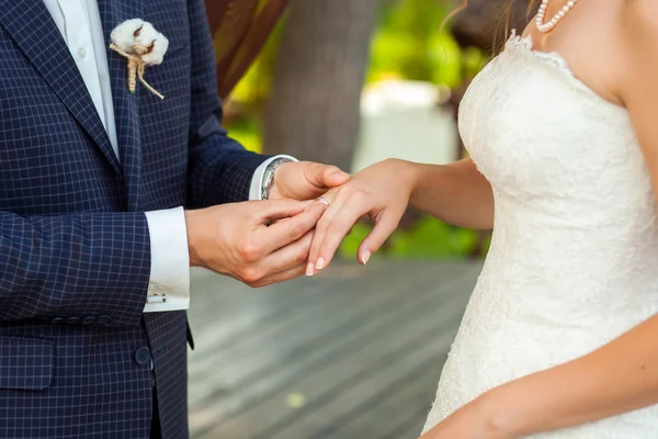 Groom usando anel de close-up imagem — Fotografia de Stock