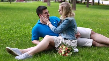 İki Park çimenlerin üzerinde oturan ve her diğer öpüşme aşk içinde