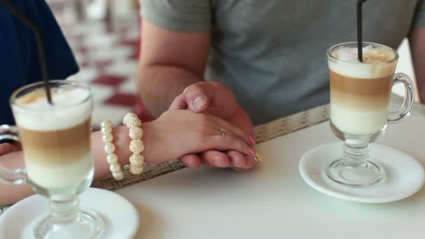 Pareja enamorada sosteniendo y tocando las manos en la cafetería — Vídeos de Stock