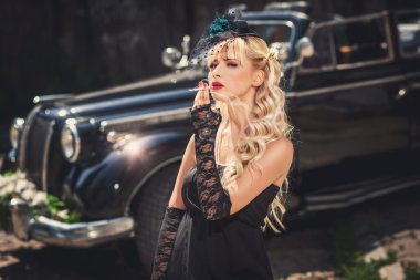 Retro tarzı car yakınındaki modeli yasaktır