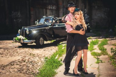 Eski moda araba önünde mutlu çift