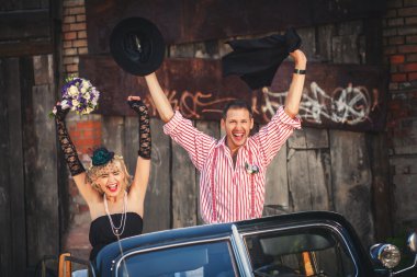 Mutlu çift ayakta eski araç içinde